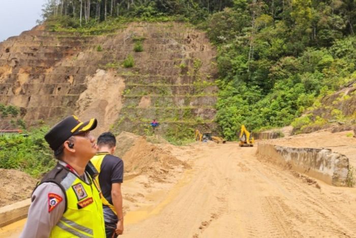 Longsor Susulan Kembali Terjadi di Jalur Sungai Penuh–Tapan, Akses Antarprovinsi Sempat Lumpuh