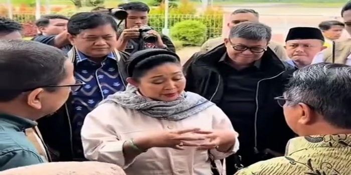 Titiek Soeharto Kunjungi Kota Padang Dalam Rangka Salurkan Bantuan Banjir Bandang