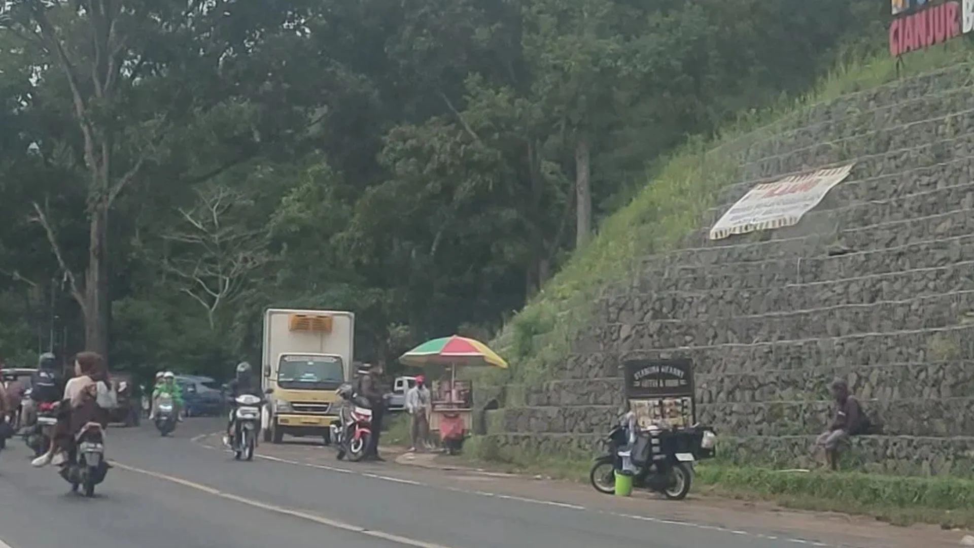 Satpol PP Cianjur Intensifkan Patroli di Zona Merah Jalan Raya Cugenang-Cipanas