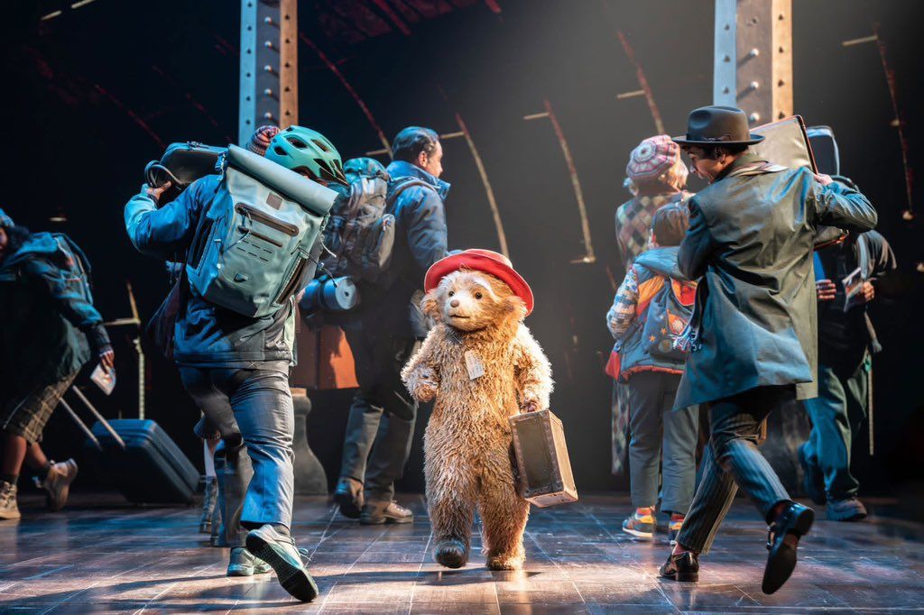 Paddington Versi Live-Action & Animatronic: Transformasi Boneka Legendaris ke Panggung Musikal