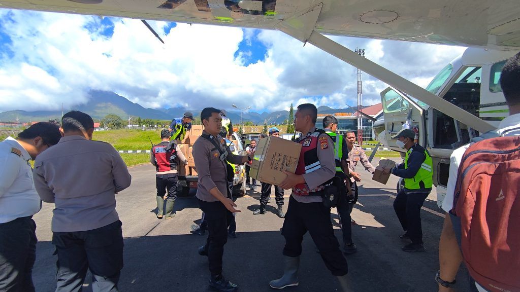 Polres Bener Meriah Jemput Bantuan Sembako BNPB Lewat Bandara Rembele