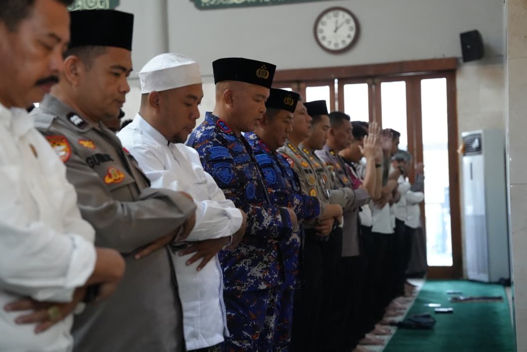 Polda Banten Gelar Sholat Gaib untuk Korban Bencana Alam Sumatra