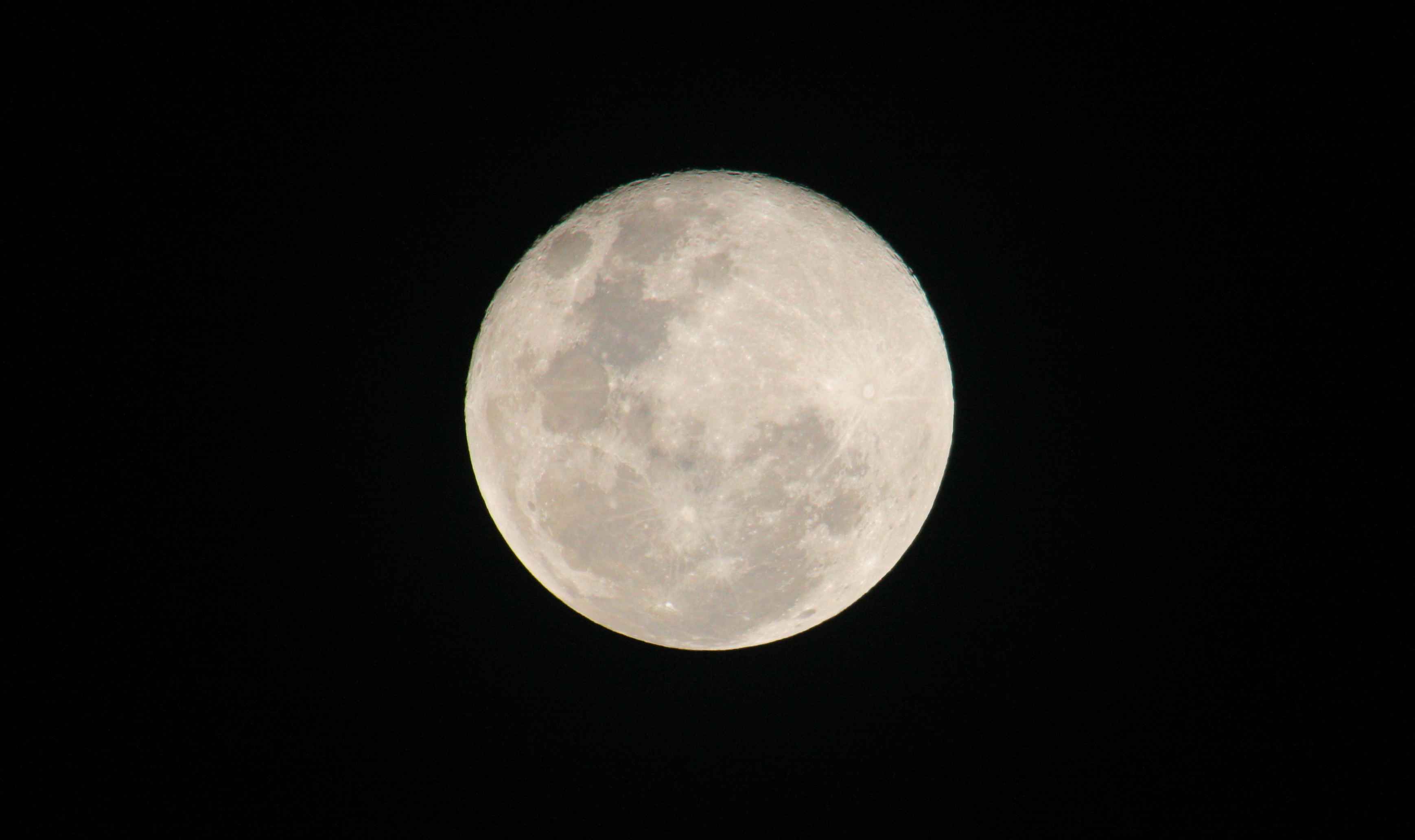 Supermoon Dekatkan Bulan ke Bumi, BMKG Ingatkan Potensi Banjir Rob di Pesisir Kendari
