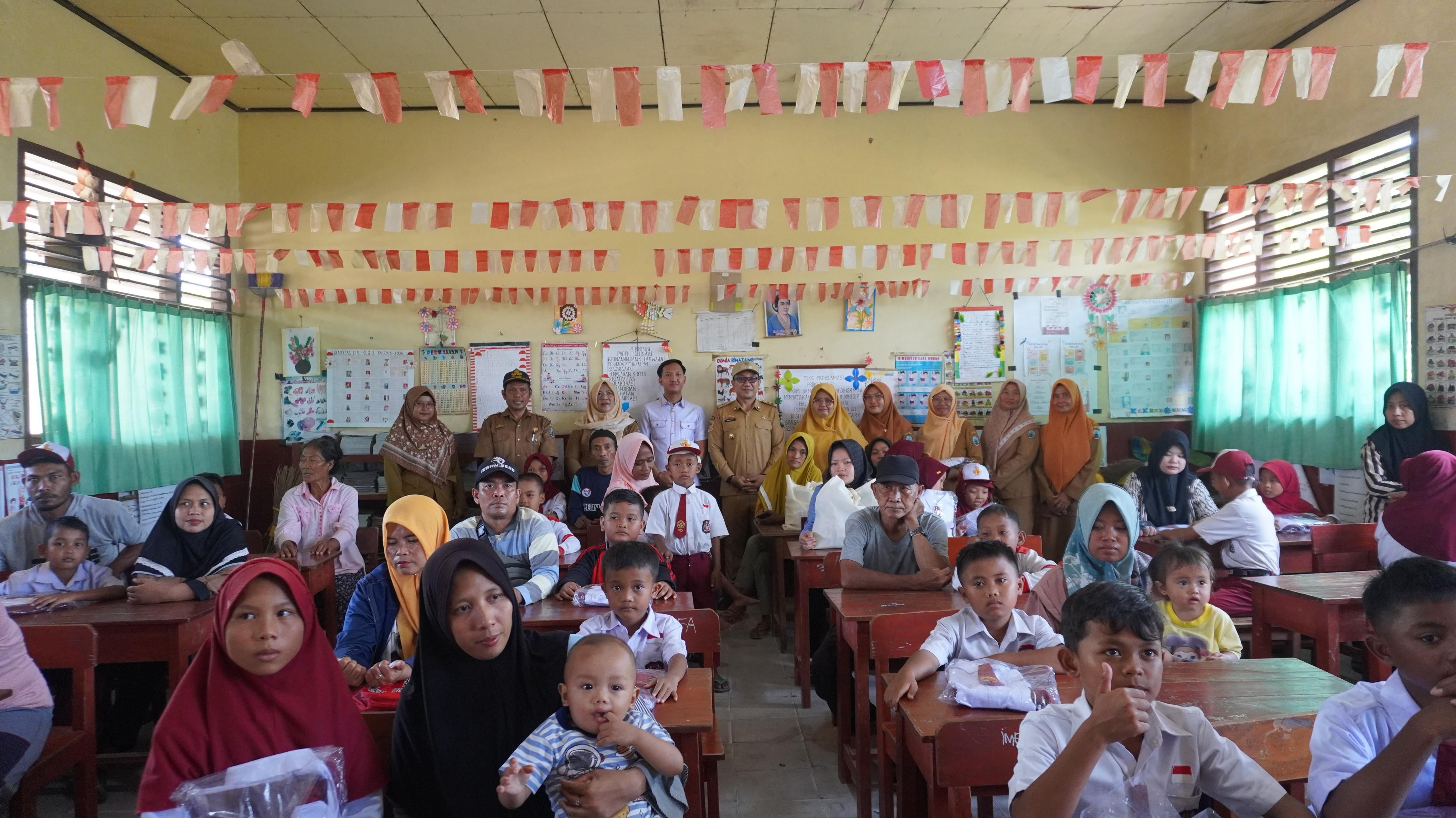 Tol Bakter Bersama Pemkab Lampung Selatan Berikan Bantuan Paket Seragam Sekolah Dasar