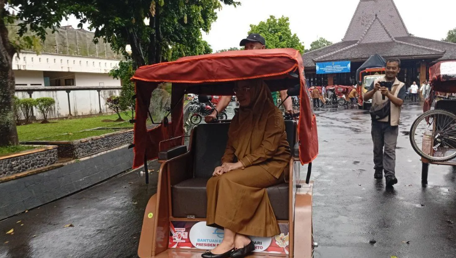 Pengayuh Becak Lansia Banjarnegara Kini Terbantu dengan Becak Listrik