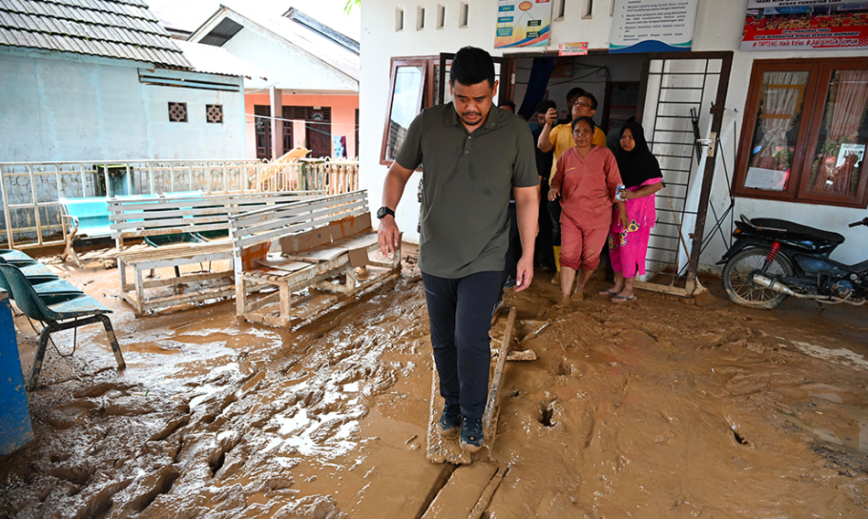 Gubernur Bobby Tembus Zona Banjir-Longsor Tapteng, Pastikan Bantuan Sampai