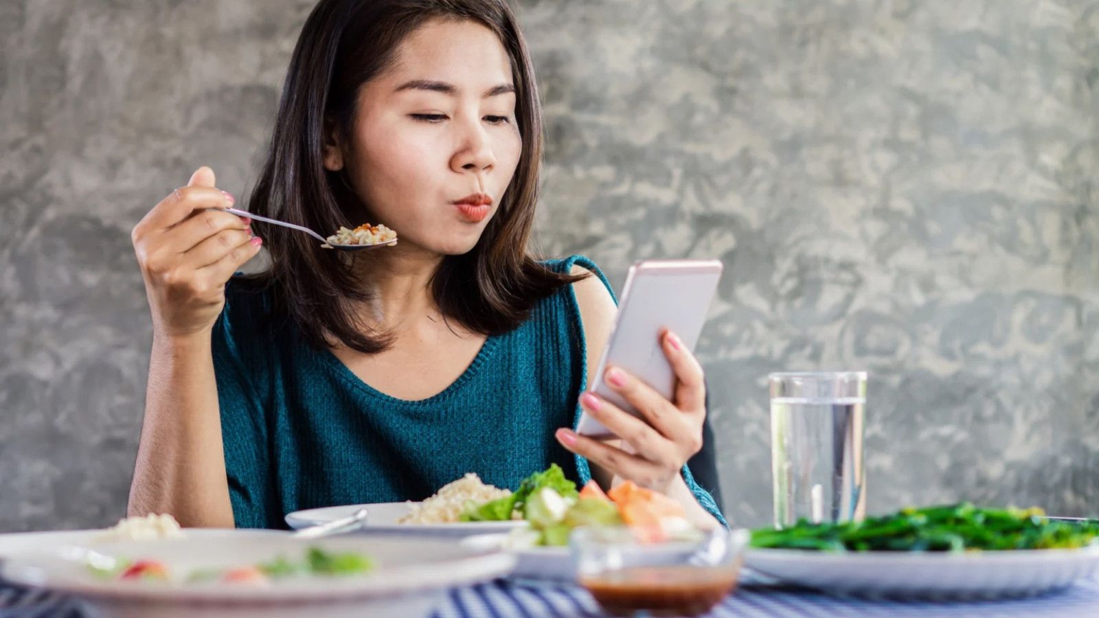 Kebiasaan Makan Sendiri: Ancaman Tersembunyi untuk Kesehatan Lansia