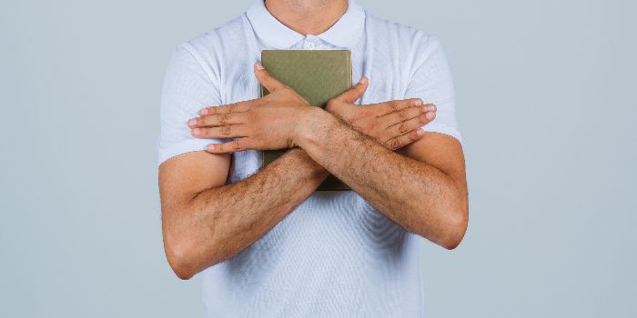 Sambil Pegang Alkitab, Seorang Pria Tewas Ditabrak Motor Saat Berjalan