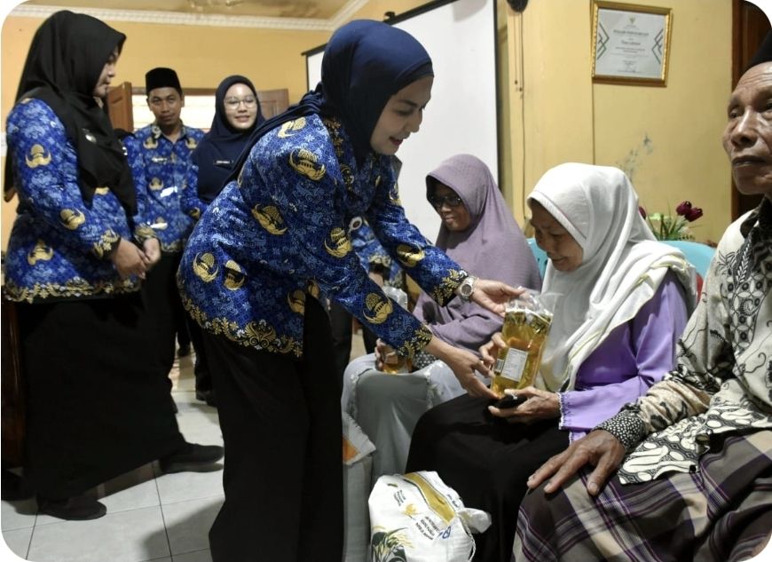 214 Kepala Keluarga di Desa Lebosari Mendapat bantuan Beras dan Minyak