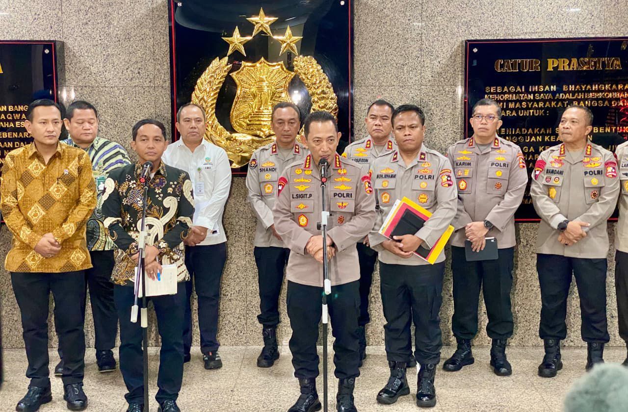 Kapolri dan Menhut Bentuk Satgas Gabungan, Usut Gelondongan Kayu di Banjir Sumatera
