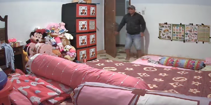 Viral! Aksi Pelaku Pencurian Yang Berpura-pura Salah Masuk Rumah