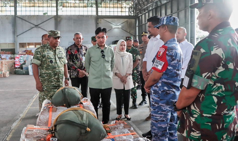 Gibran dan Bobby Pantau Kesiapan Logistik di Lanud Soewondo untuk Korban Bencana