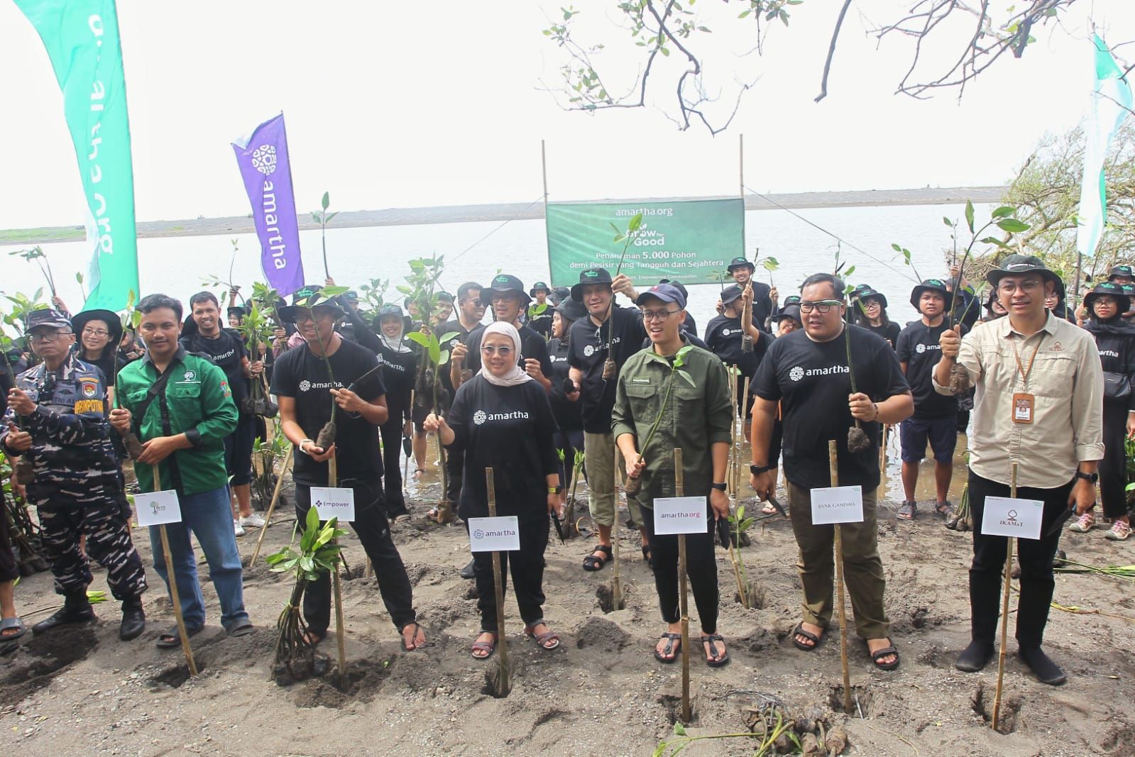 Pemkab Apresiasi Amartha Gandeng Aktivis Lingkungan dan Gen Z Tanam 5.000 Mangrove di Pantai Baros
