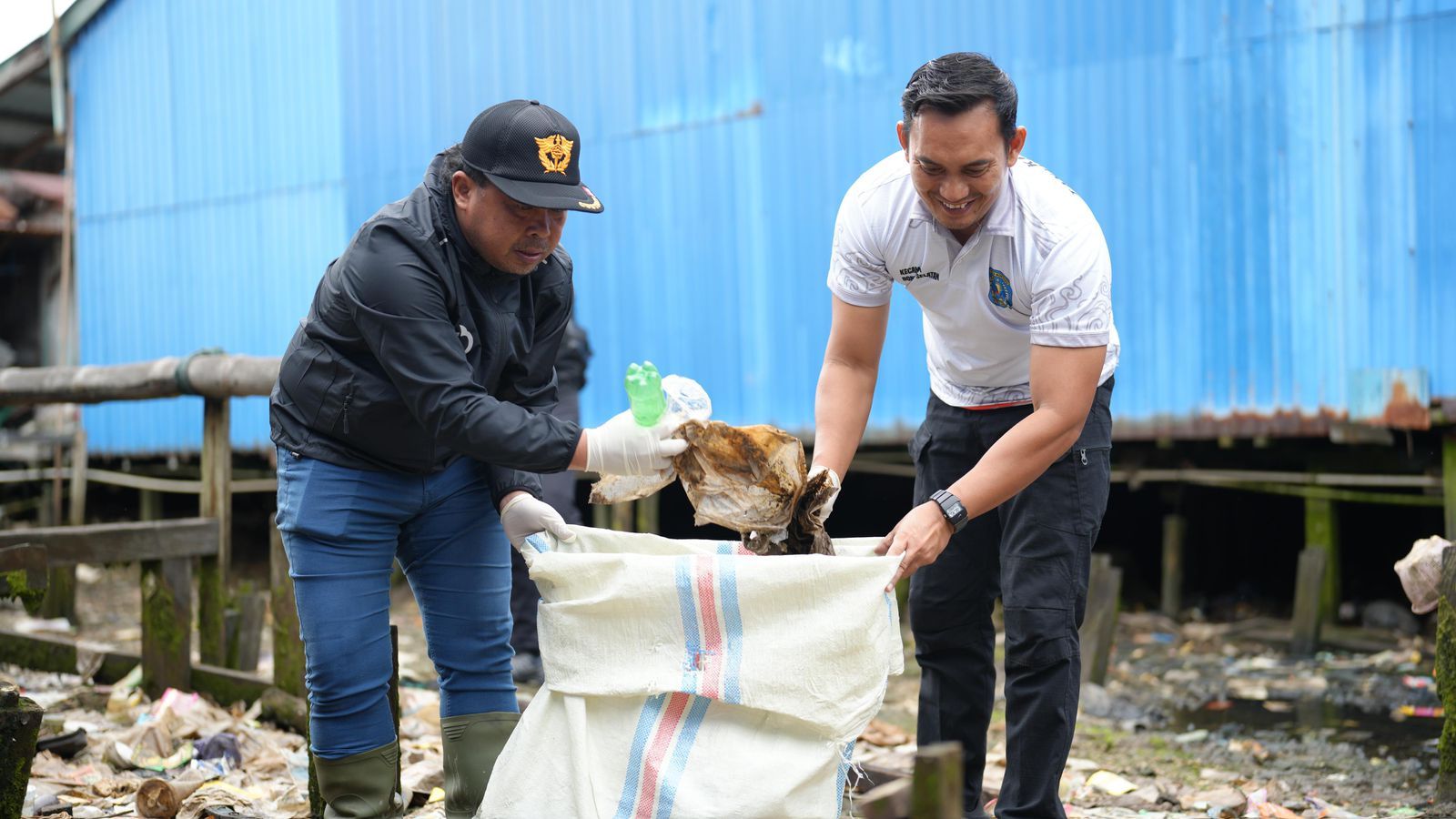 Wawali Agus Haris Pimpin Aksi Bersih-Bersih Pesisir, Ajak Warga Bontang Jadikan Kebersihan Sebagai Budaya