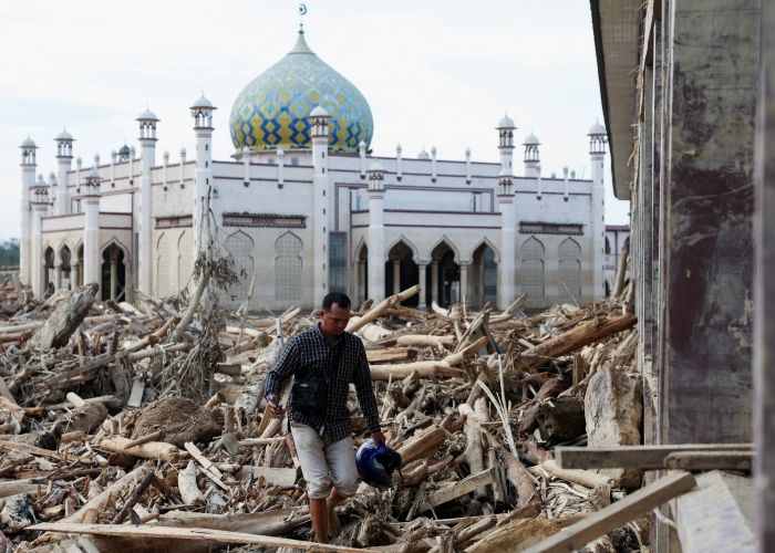Masjid Dikepung Potongan Kayu dan Batang Pohon Usai Banjir Bandang di Aceh Tamiang