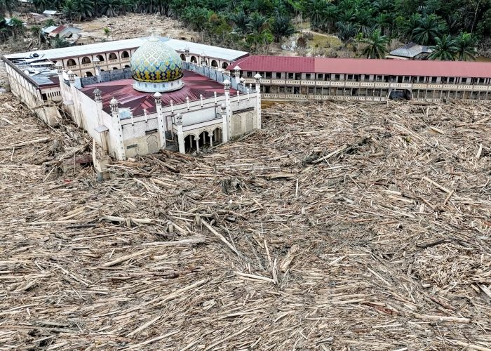 Masjid Dikepung Potongan Kayu dan Batang Pohon Usai Banjir Bandang di Aceh Tamiang