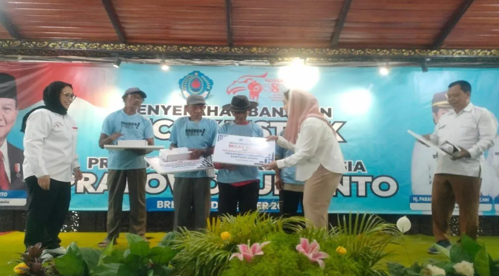 Pengayuh becak lansia di Brebes senang menerima bantuan becak listrik