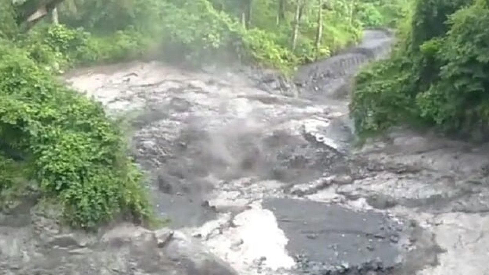 Banjir Lahar Menggenangi Permukiman Warga di Lumajang
