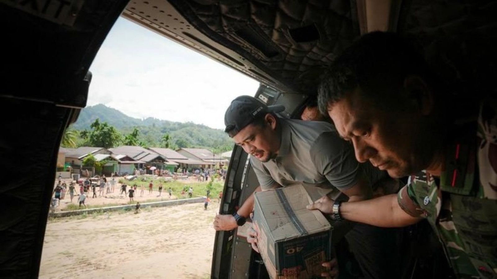 Bobby Nasution Beri Bantuan dari Helikopter kepada Korban Banjir di Sumatera Utara