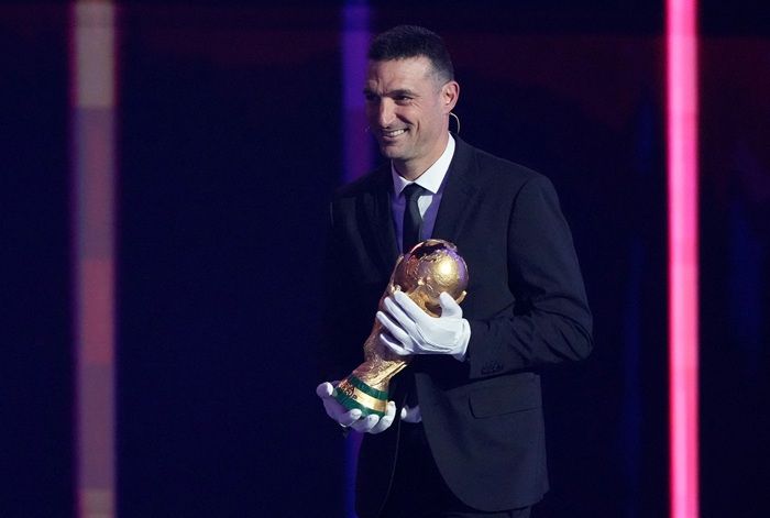 FIFA Meminta Maaf kepada Lionel Scaloni soal Penggunaan Sarung Tangan saat Menyentuh Trofi Piala Dunia