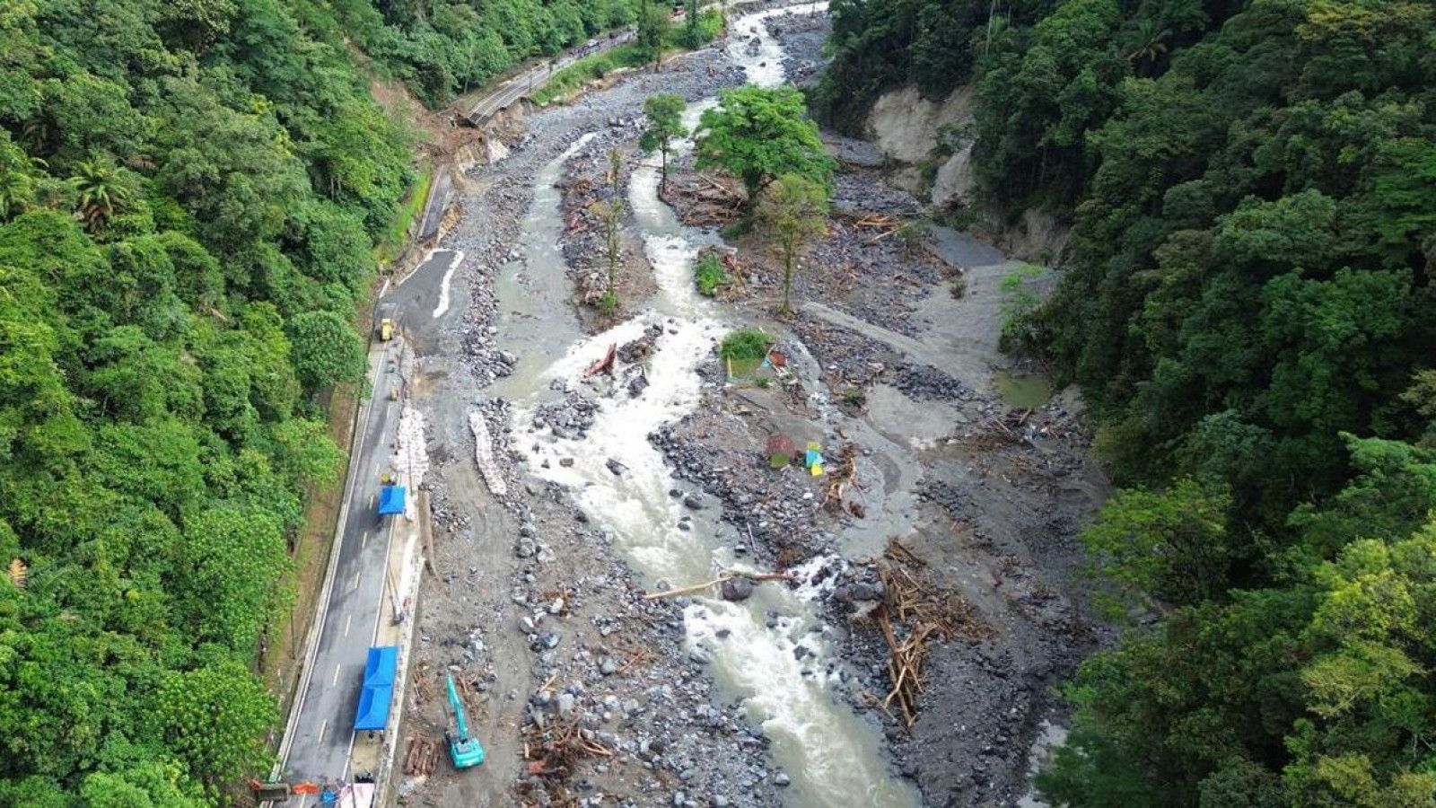 Uji Coba Pembukaan Jalan Lembah Anai Pasca Banjir Bandang