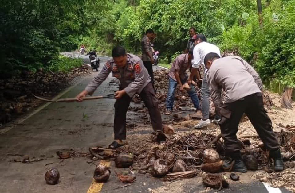 Personel Polsek Bontosikuyu Bersihkan Lumpur yang Tutup Akses Jalan di Selayar