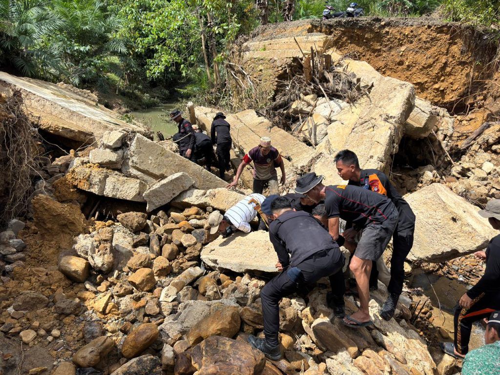 Brimob Polda Kaltara Membangun Jembatan Roboh di Tapal Batas, Sebatik Tengah