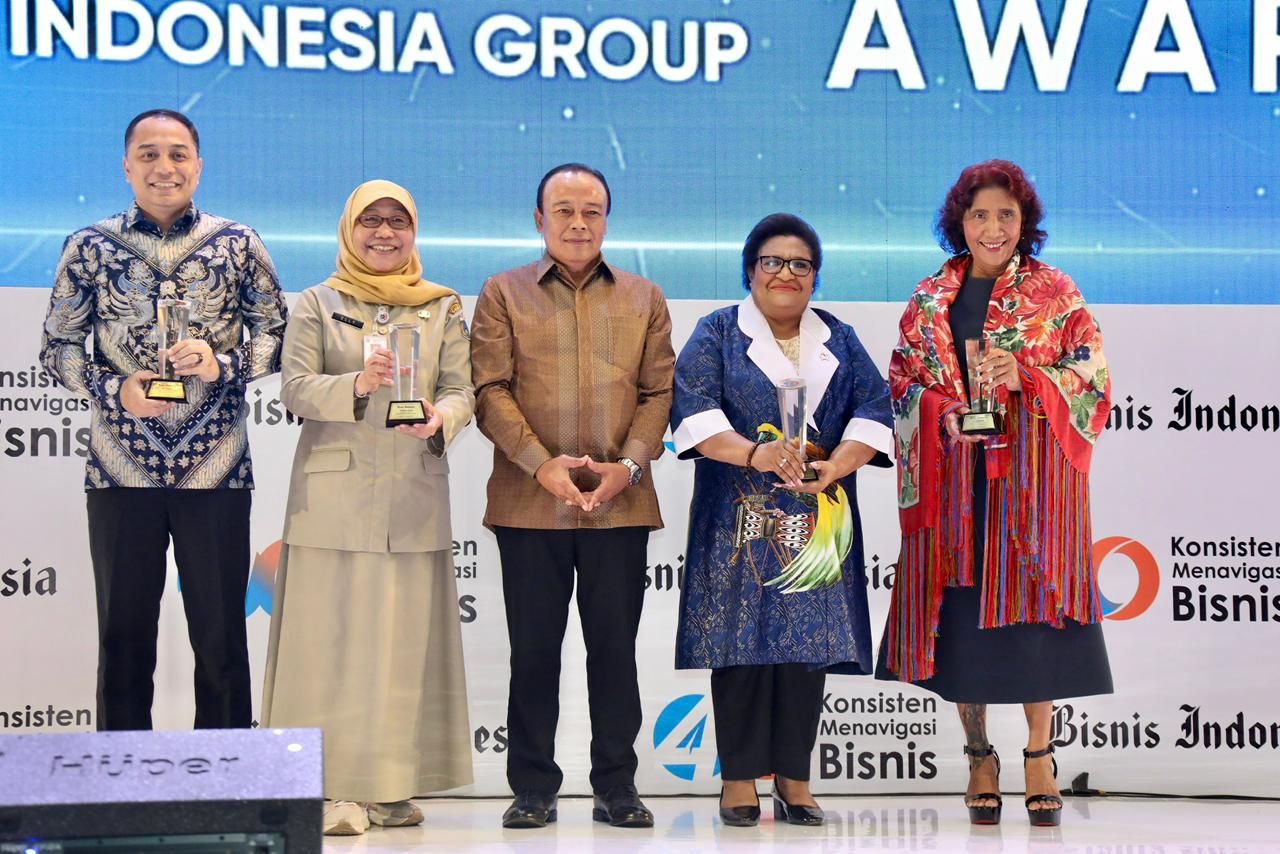 Wamendagri Ribka Haluk Terima Penghargaan Tokoh Percepatan Pembangunan Papua