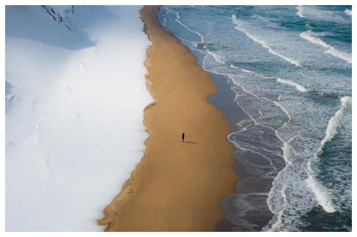 Viral Panorama Unik di Jepang: Salju, Pasir dan Laut Bertemu dalam Satu Lanskap