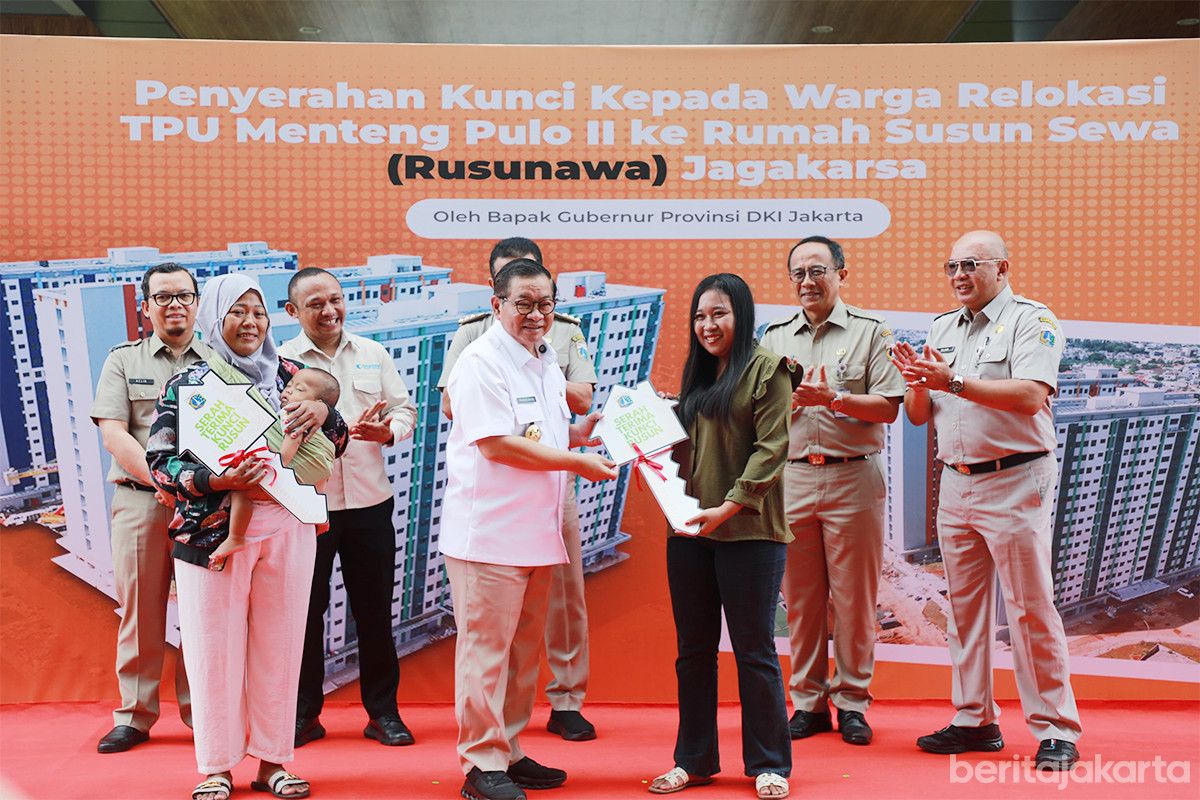 Pramono Serahkan Kunci Rusun untuk Warga Relokasi TPU Menteng Pulo II