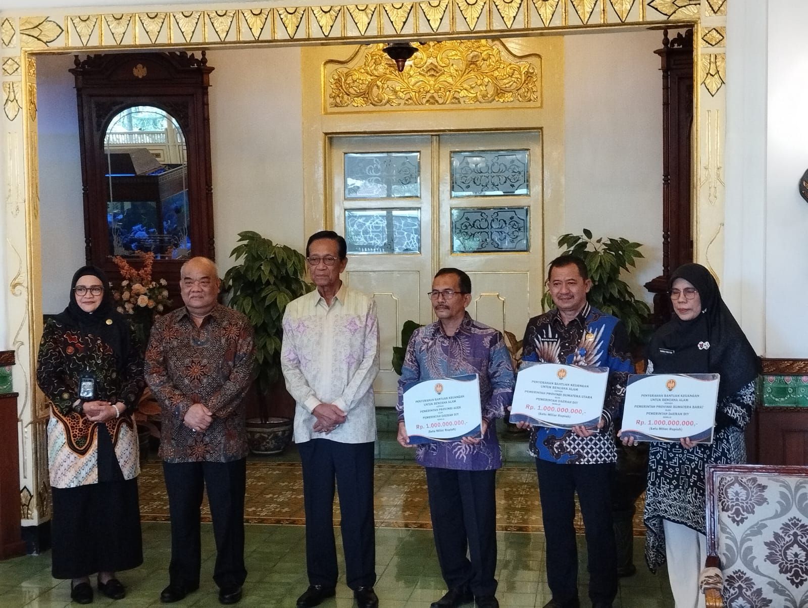Gubernur DIY Sultan HB X Serahkan Bantuan Rp 3 Miliar Kepada Korban Bencana Banjir di Aceh, Sumut, dan Sumbar