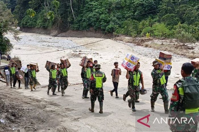 Personel TNI AD Rela Berjalan Kaki Sambil Pikul Logistik untuk Korban Bencana Banjir Sumatra