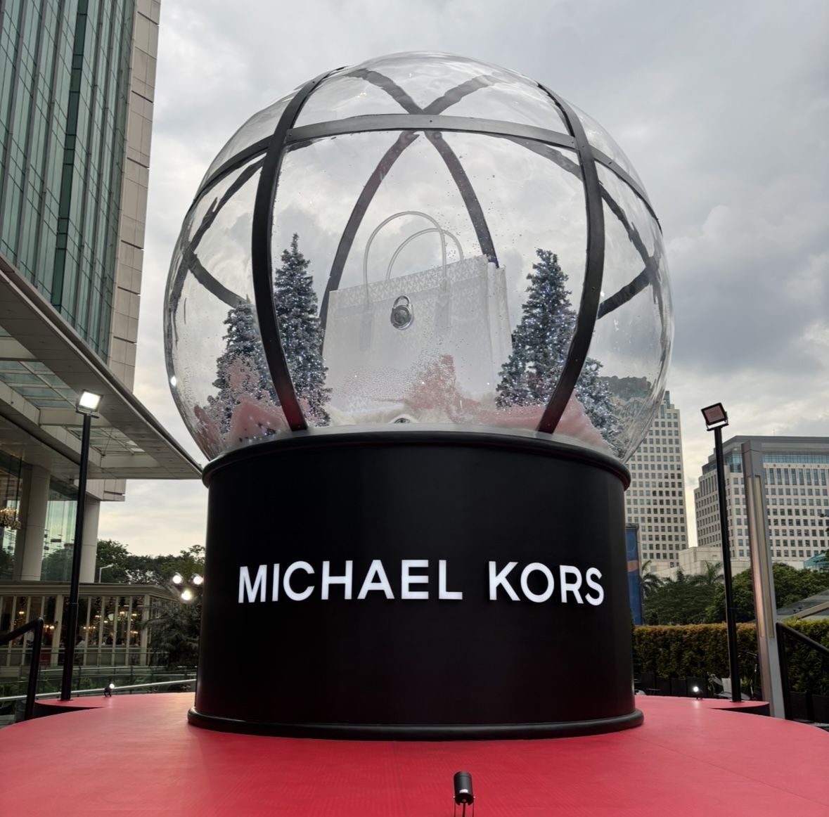 Hamilton Moderne Meluncur! Michael Kors Hadirkan Instalasi Snow Globe 6 Meter di Senayan City