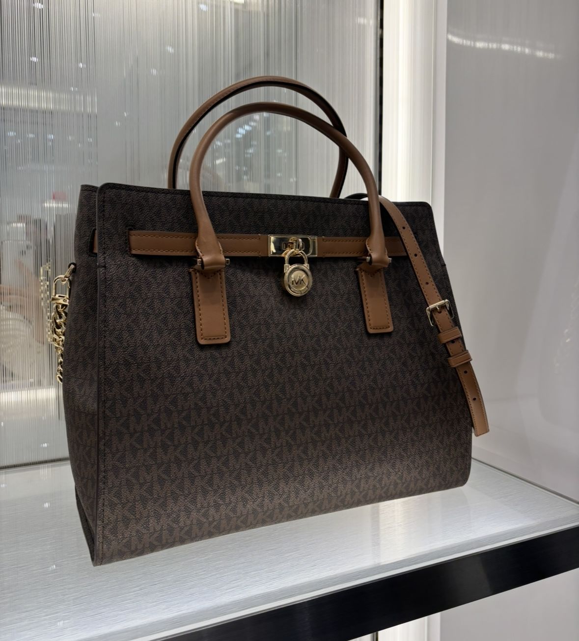 Hamilton Moderne Meluncur! Michael Kors Hadirkan Instalasi Snow Globe 6 Meter di Senayan City