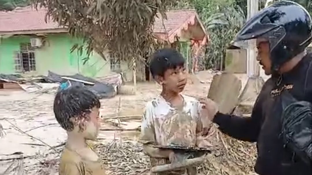 Mengharukan, Relawan Bencana Ini Bertemu Dua Anak yang Bawa Foto Almarhum Ayahnya