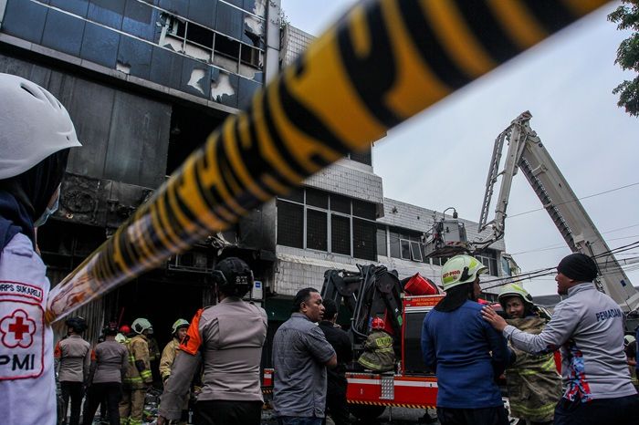 RS Polri Serahkan 7 Jenazah Korban Kebakaran Ruko Kemayoran kepada Keluarga