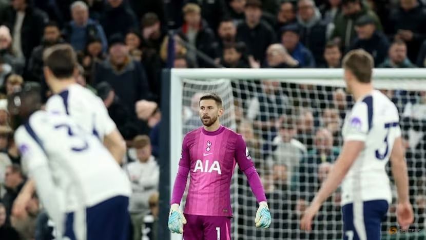 Pelatih Tottenham Soroti Suporter Usai Kesalahan Vicario