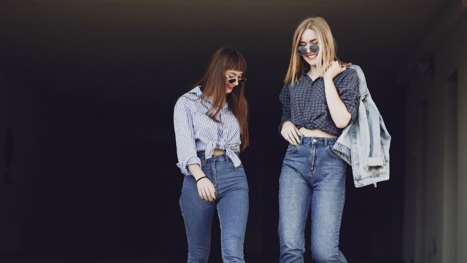 Transformasi Penampilan dengan Jeans: Tips Menonjolkan Gaya Anda