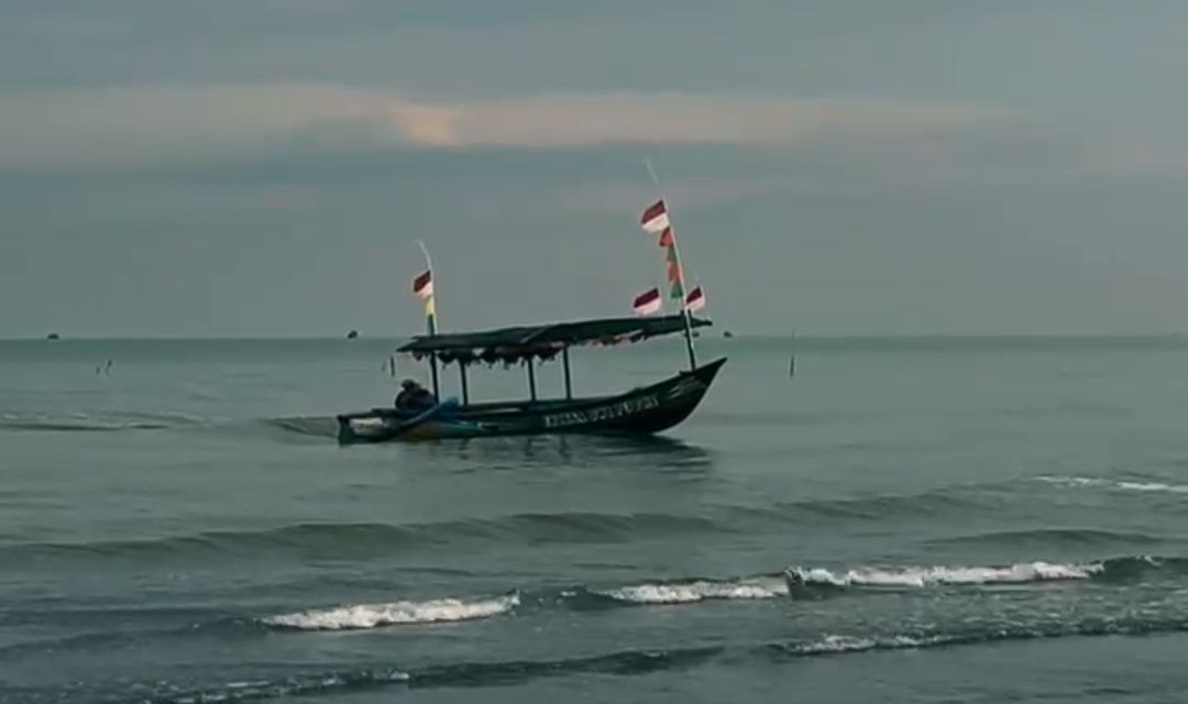 Cuaca Cerah Tak Bikin Lengah, Nelayan Malang Tetap Siaga Hadapi Ancaman Laut Selatan