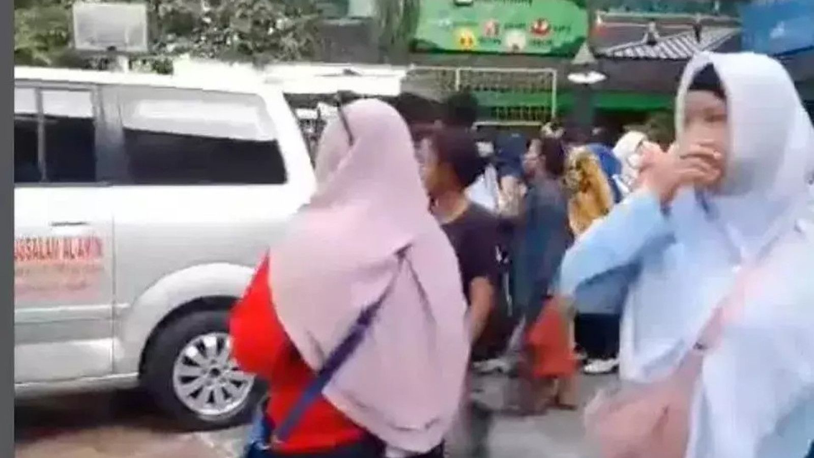 Kecelakaan Mobil Pengangkut Makanan di SDN 01 Kalibaru Menyebabkan Kekhawatiran