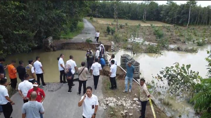 Gubernur Lampung Perintahkan Penanganan Darurat Jembatan Kali Nughik yang Ambruk