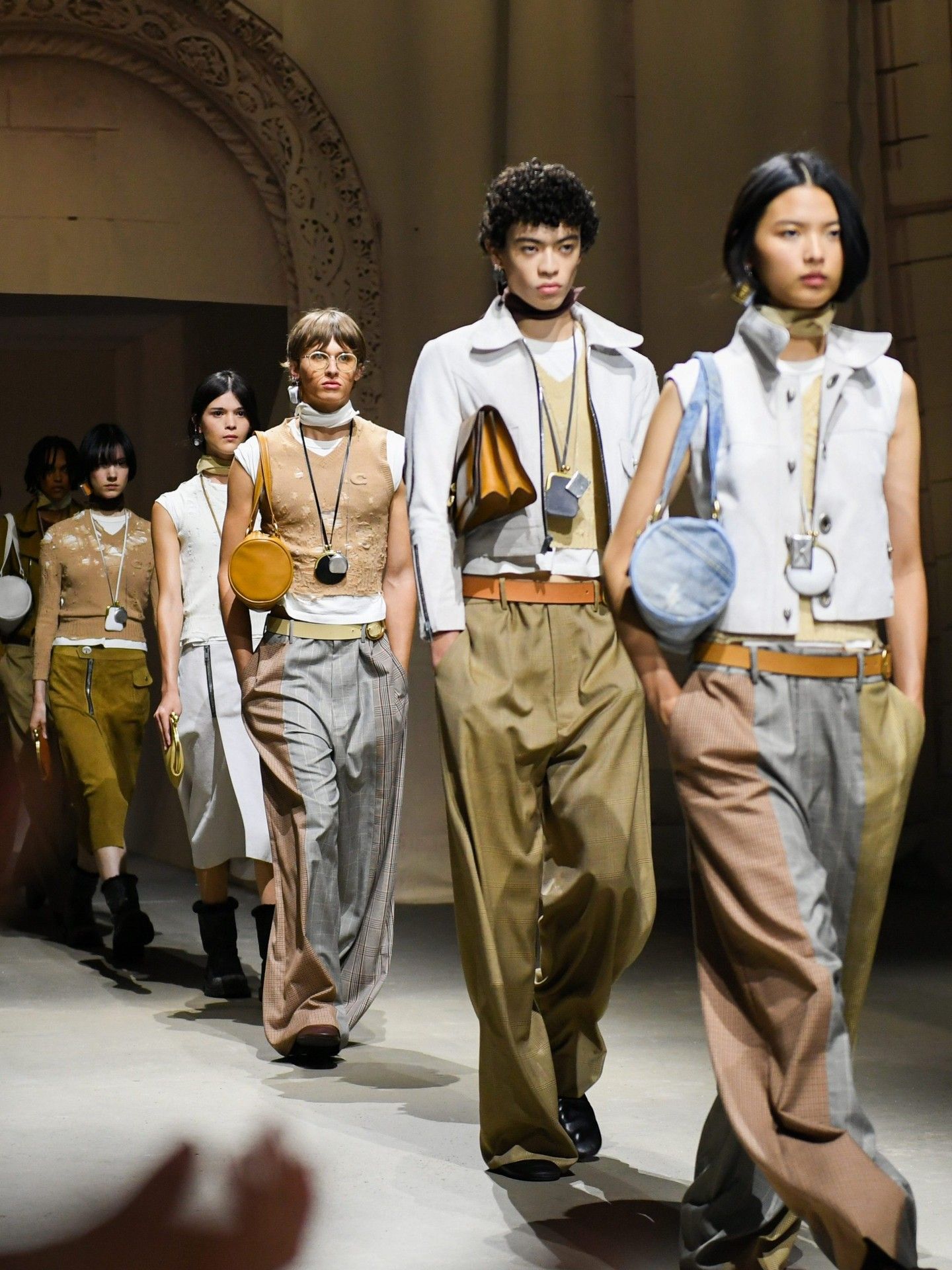 Mulai 2026, New York Fashion Week Resmi Larang Penggunaan Bulu Hewan Asli