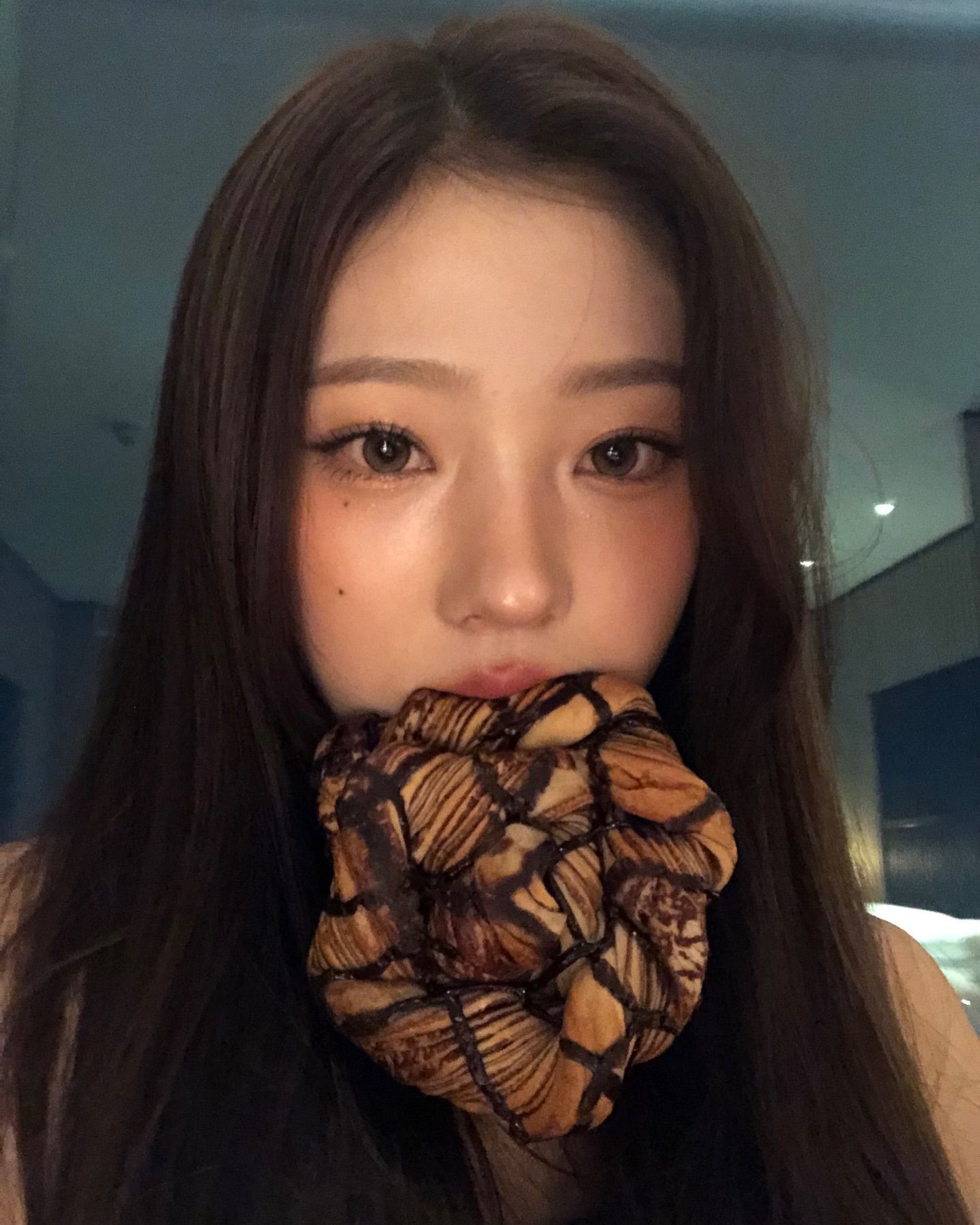 Stella Hearts2Hearts Curi Perhatian Publik setelah Ketahuan Makan Roti Say Bread Indomaret