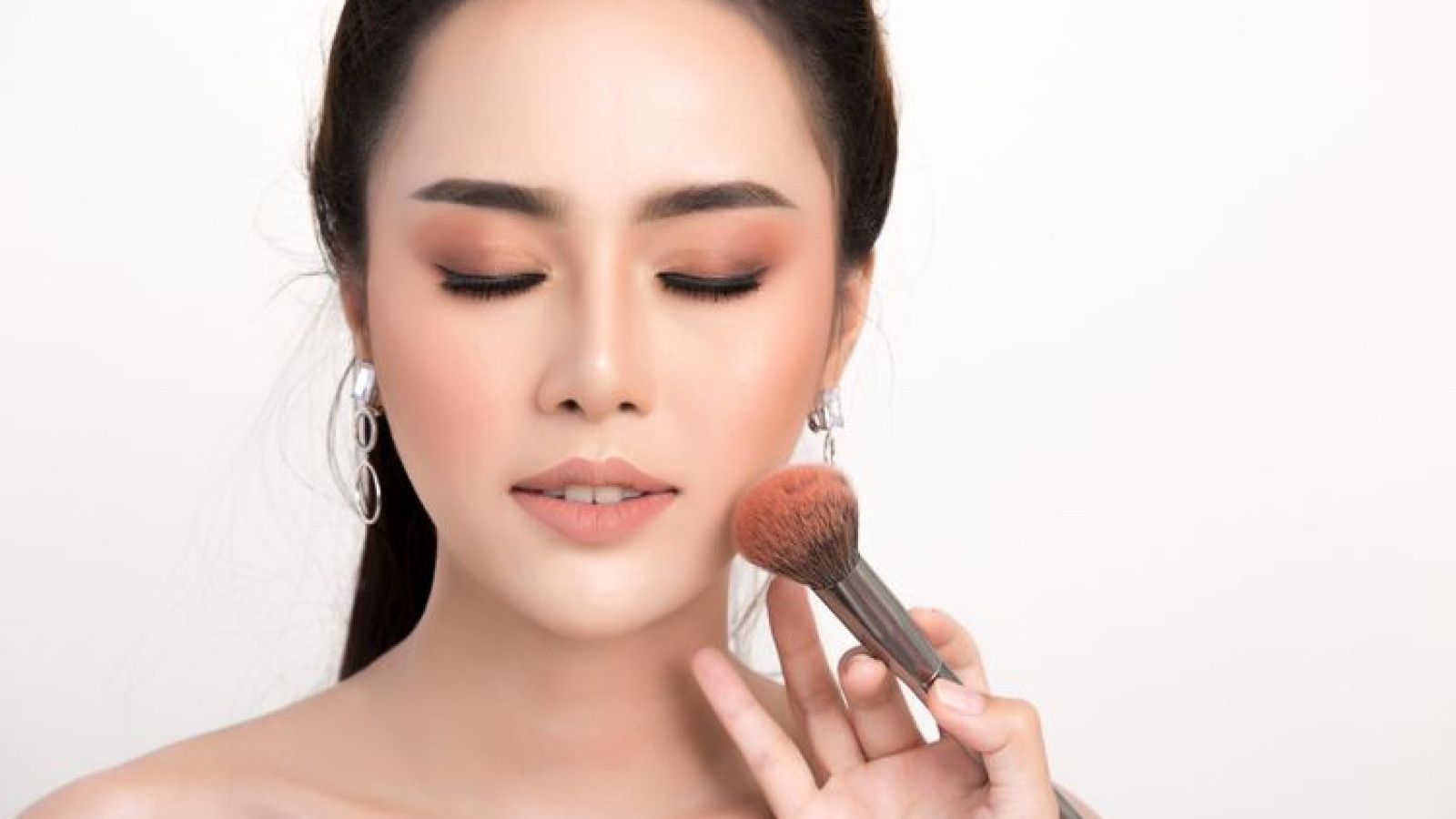 Tren Makeup Igari dan Thai Look: Ekspresi Diri dalam Kecantikan