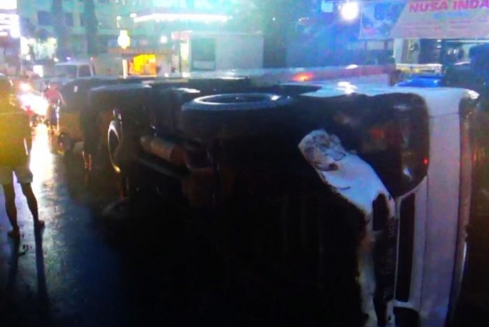 Hujan Deras, Mobil Box Terbalik di Depan SPBU Nusa Indah Kota Jambi