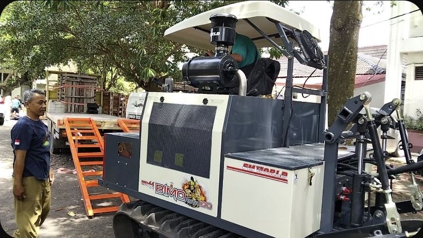Sejumlah Petani Kabupaten Magelang Menerina Bantauan Alat Mesin Pertanian Modern.