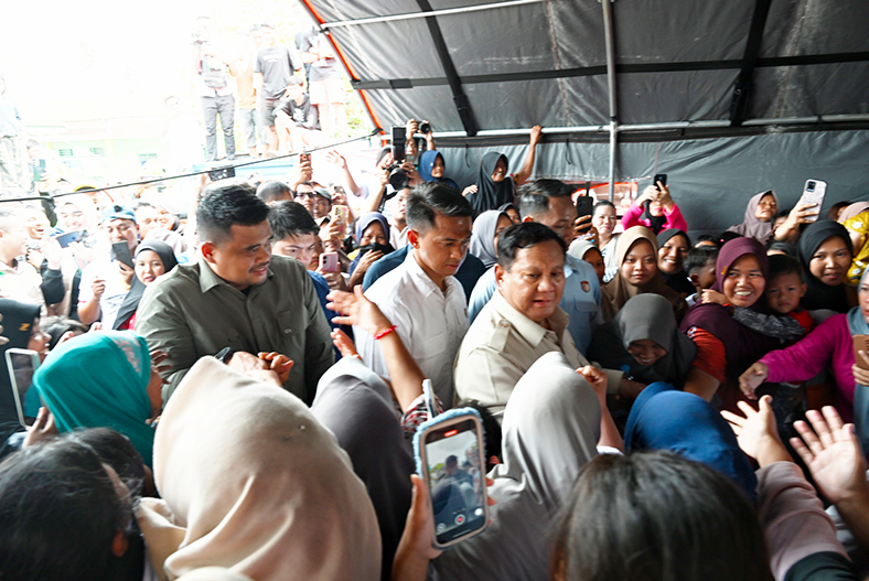Tinjau Lokasi Pengungsian, Prabowo Fokuskan Perbaikan Pascabencana di Langkat