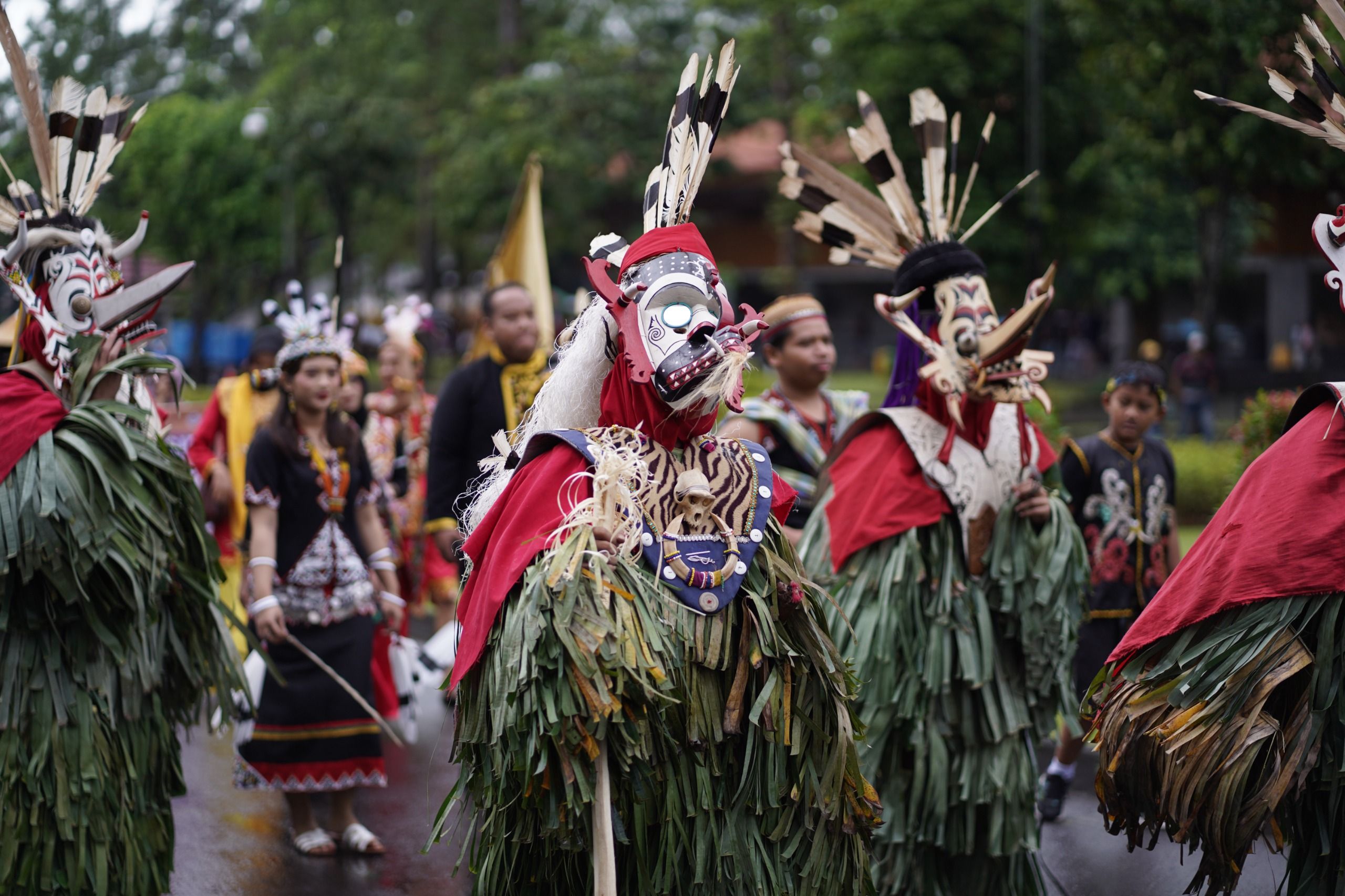Meriahnya 1.900 Peserta Kirab Budaya Nitilaku Sambut Dies Natalis ke-76 UGM