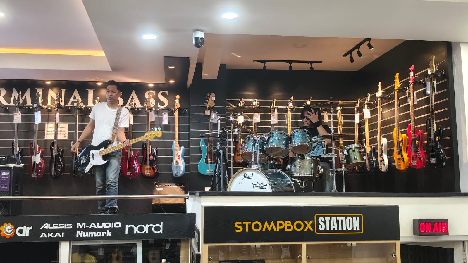 Raw Performance di Toko Musik GMI: Konsep Baru Musisi Rock Skena