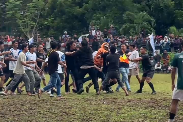 Turnamen Sepakbola Tarkam di Sinjai Ricuh, Wasit Dikeroyok Suporter hingga Lapor Polisi